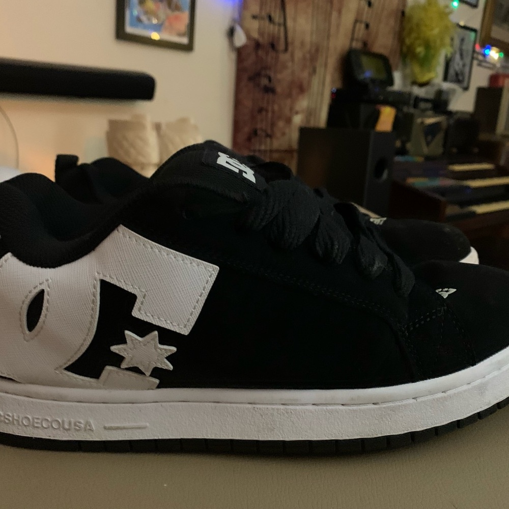DC skater shoes pretty much brand new no scratches or scuffs youll love em - Picture 2 of 4